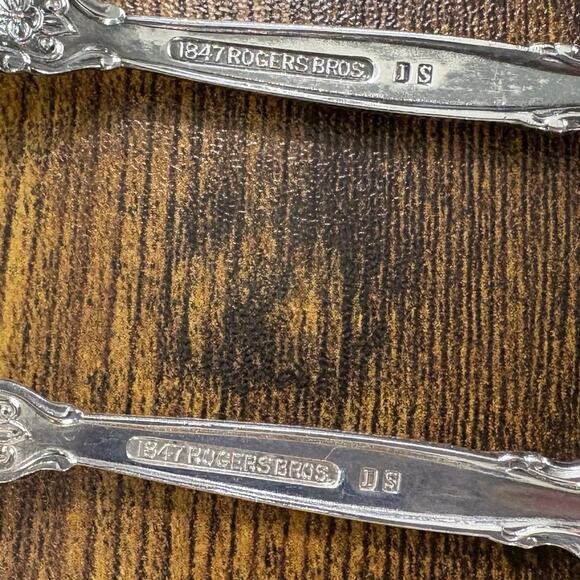 Sugar Shell Spoons Set of 2 Silver Renaissance Silverplate 1847 Rogers Bros - Picture 5 of 8